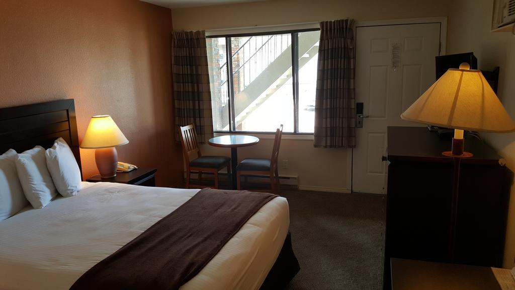 North Pointe Inn And Suites ケロウナ エクステリア 写真
