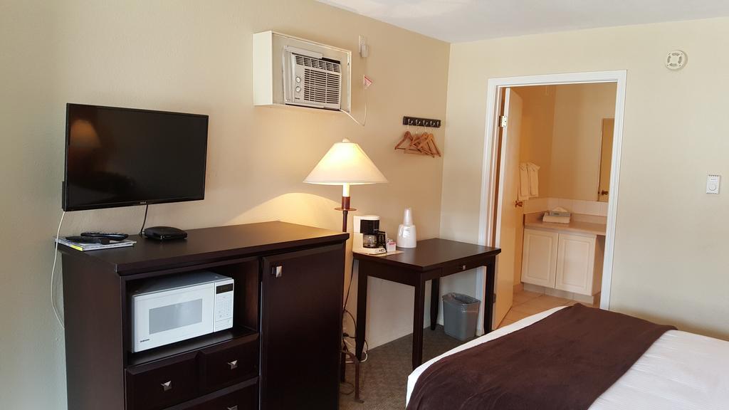North Pointe Inn And Suites ケロウナ エクステリア 写真