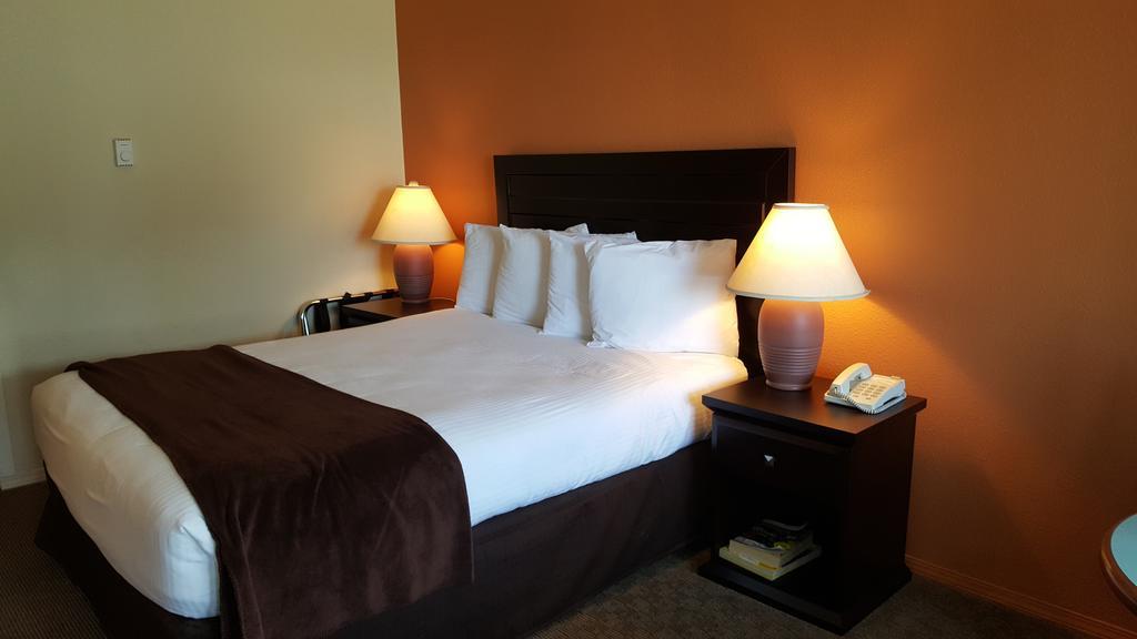 North Pointe Inn And Suites ケロウナ エクステリア 写真